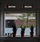 De rij glas-in-loodbovenlichten loopt door de hele voorgevel.
<br/>
Richard Keijzer, 2014-07-05